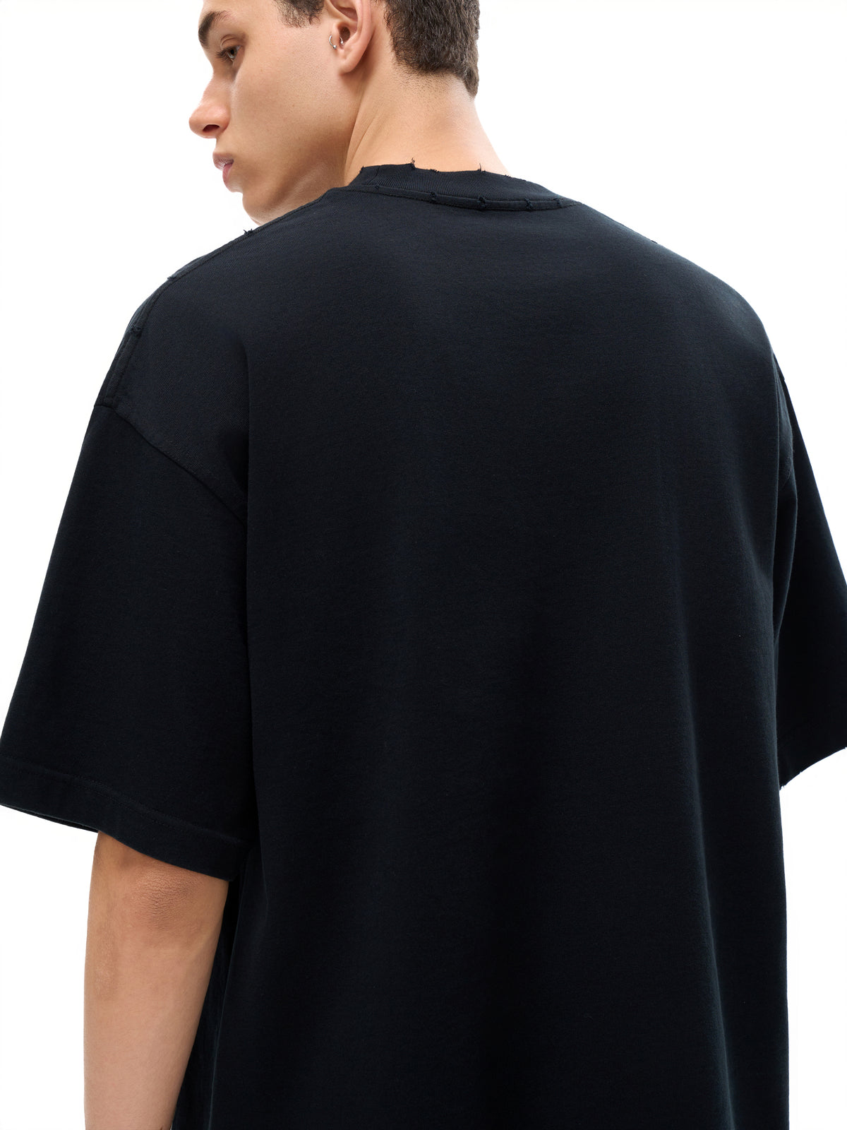 Unisex heavyweight hand-frayed T-shirt in Black – rear fit view
