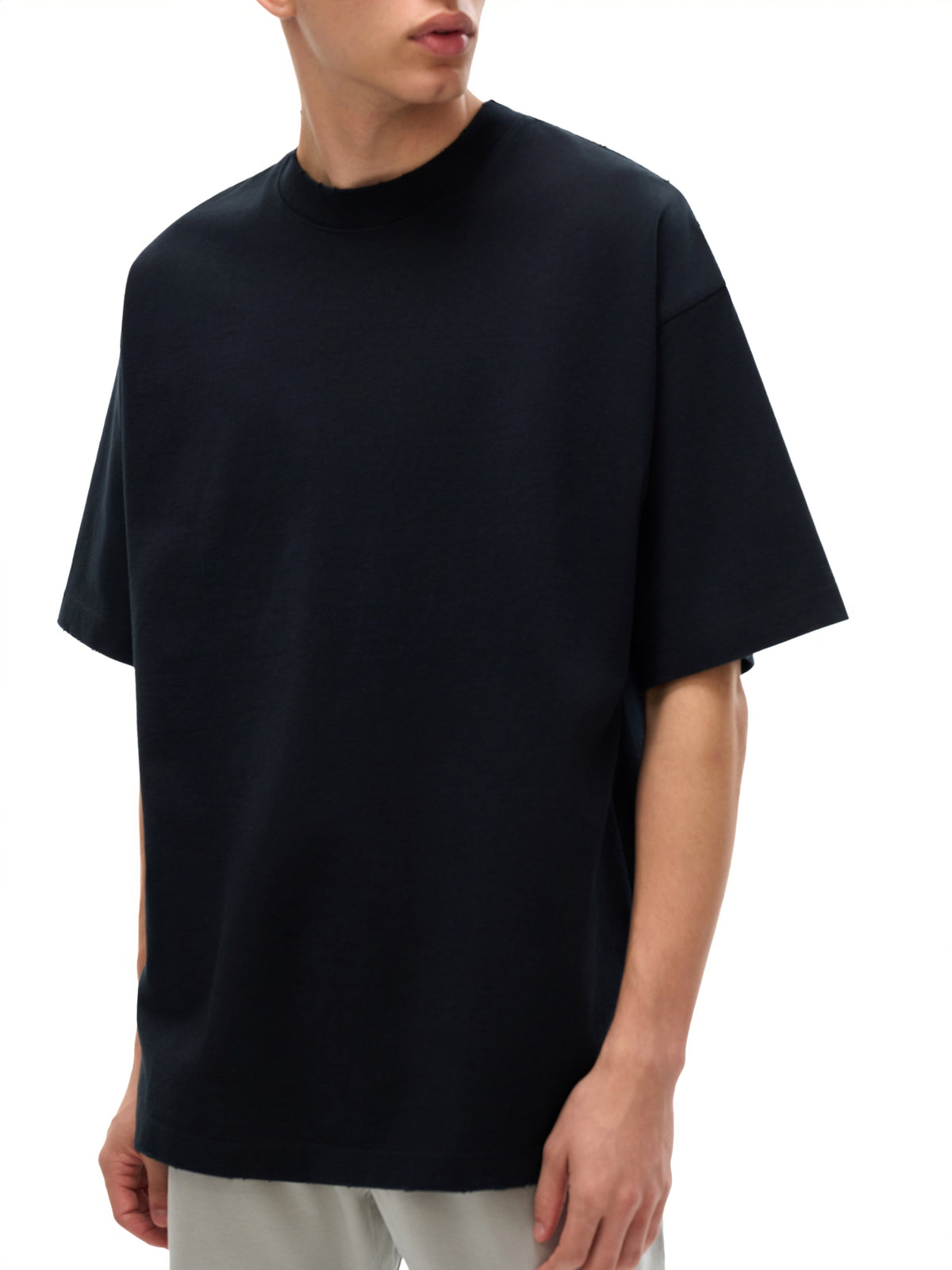 Unisex heavyweight hand-frayed T-shirt in Black – front fit view